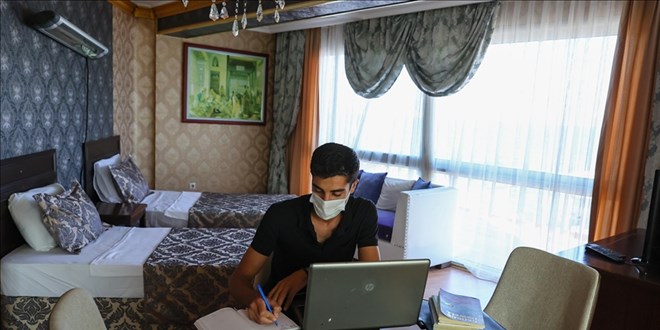 Deniz manzaralı otelini yurt ihtiyacı olan öğrencilere açtı