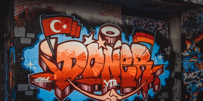 YTB'den Türkiye'den Almanya'ya göçün 60. yıl dönümüne özel 'Türk döneri' rap şarkısı