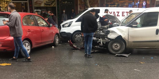 Öğretmen direksiyon başında bayılınca kaza yaptı: 2 yaralı