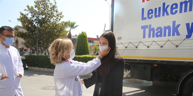 Lösemi hastası kızını tedavi eden doktorlara afişle teşekkür etti