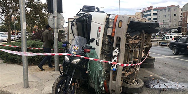 Kaza yapan kamyonet, motosikletli polisin üstüne devrildi