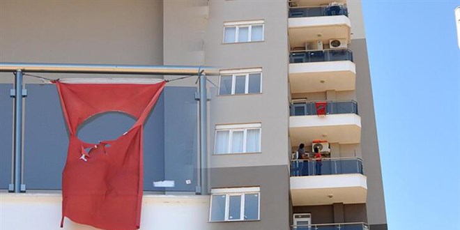 Balkondaki ay ve yıldızı kesilmiş bayrağı itfaiye indirdi