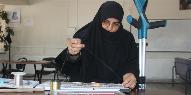 'Engellisin, yapamazsın' dediler, filografi sanatçısı olup ders vermeye başladı