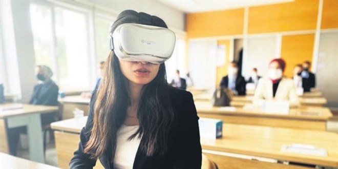 Dünya'da bir ilk: Hakim savcı adaylarına VR gözlüğüyle eğitim