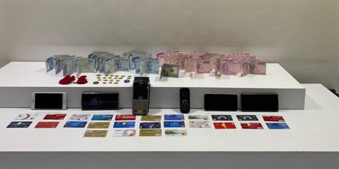 Sahte araç kiralama sitesiyle yüzlerce kişiyi dolandırdılar
