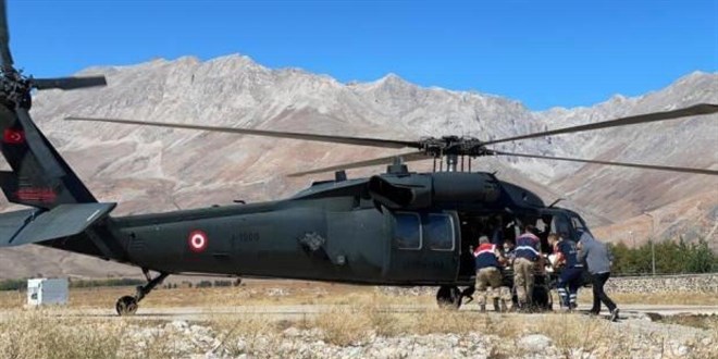 Bozayının yaraladığı kişi askeri helikopterle Elazığ'a sevk edildi