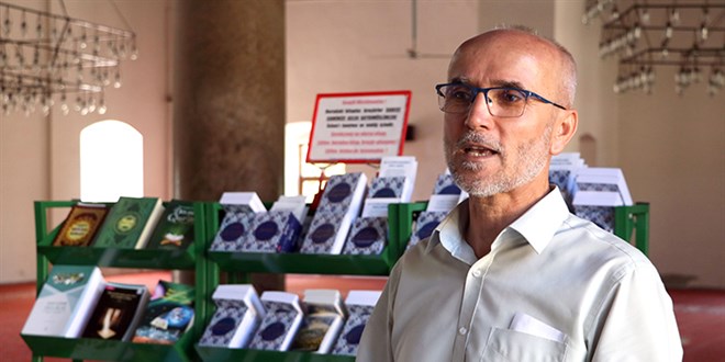 Şehit babası, turistlere 15 dilde Kur'an-ı Kerim dağıtıyor