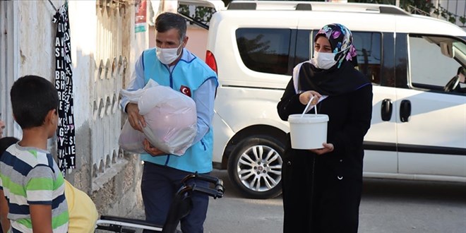 Din görevlisi ve eşi ihtiyaç sahiplerinin yüzünü güldürüyor