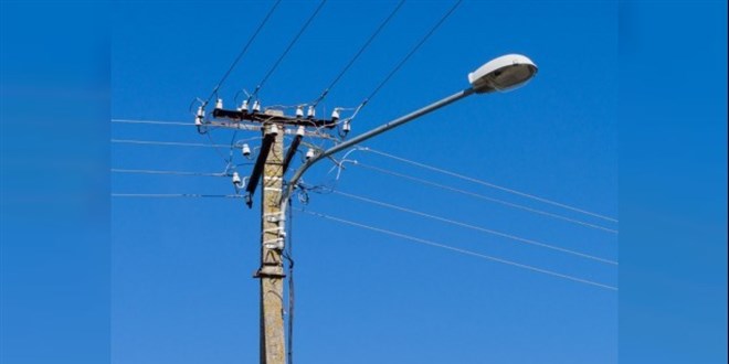 Elektrik direğine idrarını yaparken akıma kapılarak öldü