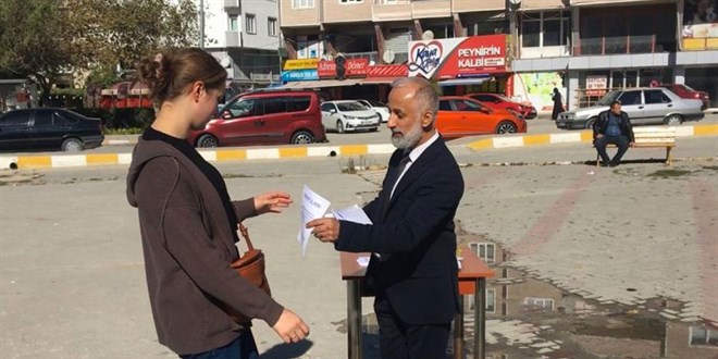 Yerde buldu broşür bastırdı Tekirdağ'da sahibini kapı kapı arıyor