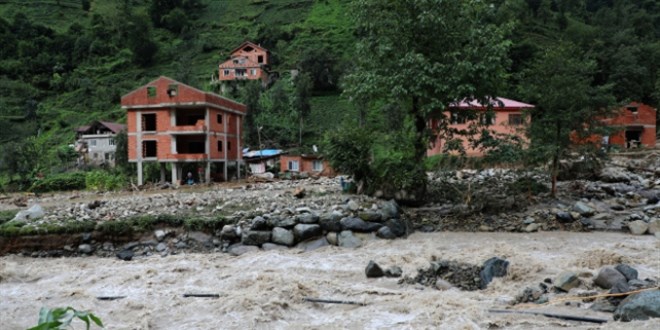 Rize'de şiddetli yağış hasara neden oldu
