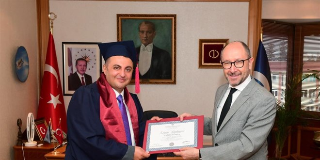 Uzman doktor üç yılda ikinci üniversite diplomasını aldı