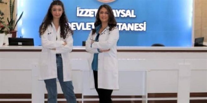 Doktor anne kız koronaya karşı omuz omuza çalışıyor