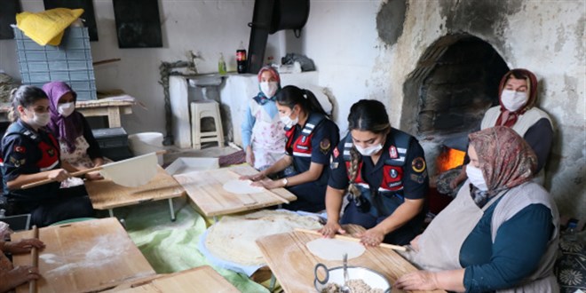Kadın jandarmalar hamur açtı