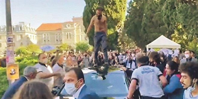 Rektör aracının üzerine çıkmıştı...Dosyaları kabarık çıktı