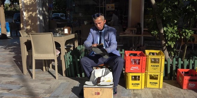 10 yıldır takım elbise ile ayakkabı boyuyor