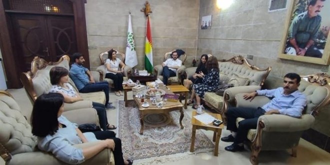 HDP, İsveç heyeti ile Öcalan'ın fotoğrafı altında görüştü