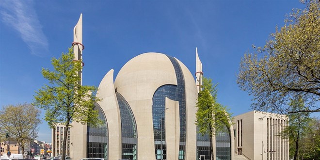 Köln'de cuma günleri hoparlörden ezan okunabilecek