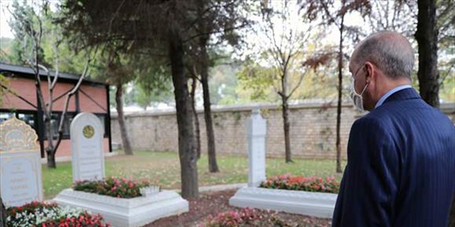 Erdoğan, Eyüpsultan'da kabir ziyaretlerinde bulundu