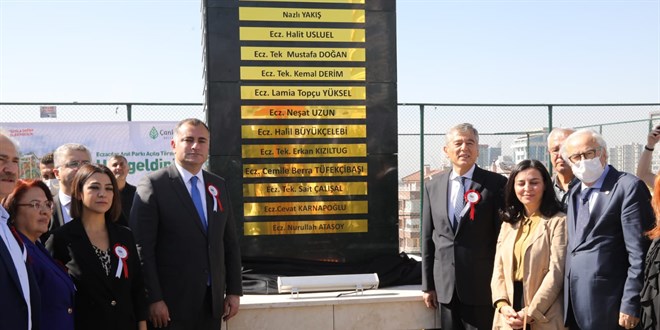 Kovid-19'a yenik düşen eczacılar anısına anıt park açıldı