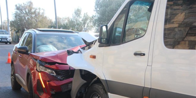 Servis minibüsüyle cipin çarpışması sonucu 22 kişi yaralandı