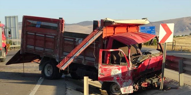 1'i öğretim üyesi, 3 kişi trafik kazasında hayatını kaybetti