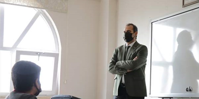 Okul yolundaki kazada görme yetisini kaybeden öğretmen öğrencilerine ışık oluyor