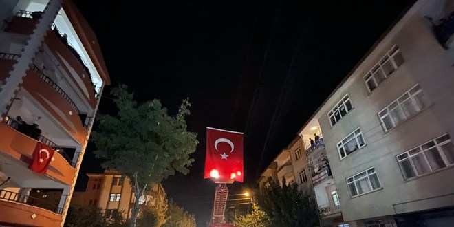 Şehit Polis Şahin'in baba evi Türk bayraklarıyla donatıldı