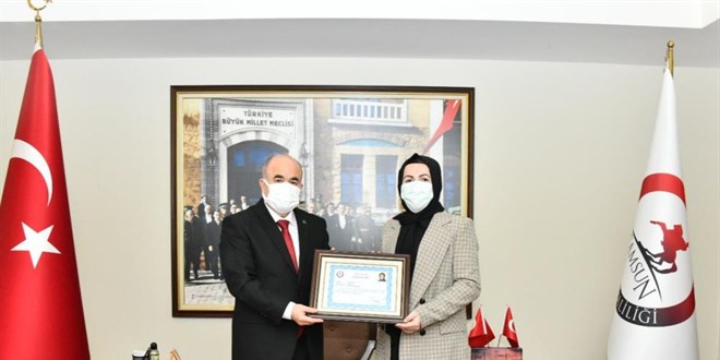 2 bin kişiyi aşıya ikna eden tıbbi sekretere başarı belgesi