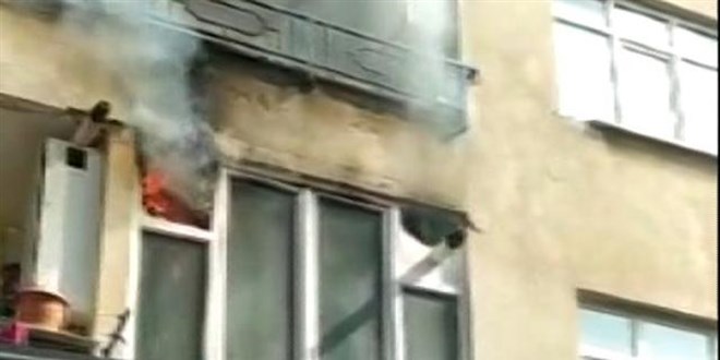 5 katlı apartmanda yangın: Mahsur kalan sağlıkçı kurtarıldı