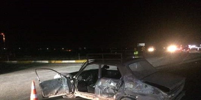 Konya'da yakıtı biten otomobili itmeye çalışan iki kişiye tır çarptı