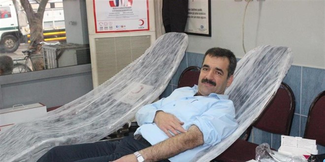 Annesini kanserden kaybetti, hayatını kan bağışına adadı