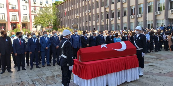 Aydın'da evinde ölü bulunan hakim için adliye önünde tören düzenlendi