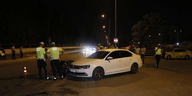 Motosikletli sivil polisler otomobille çarpıştı: 2 polis yaralı