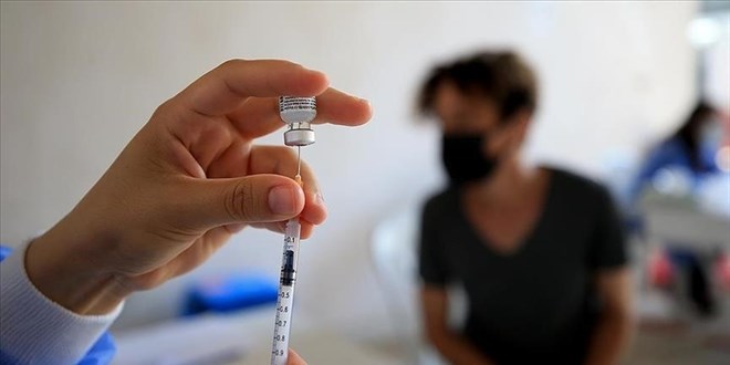 Aşısız gençlere 'Kovid-19'u çok ağır geçirebilirsiniz' uyarısı