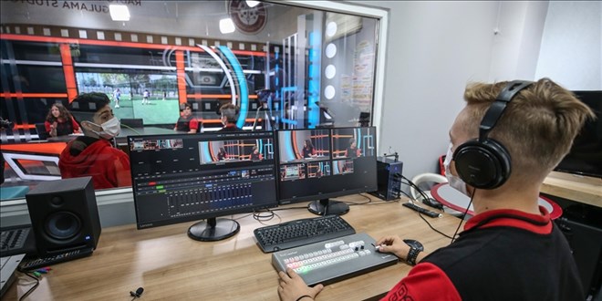 İletişimci adayı liseliler derslerini profesyonel stüdyoda görüyor