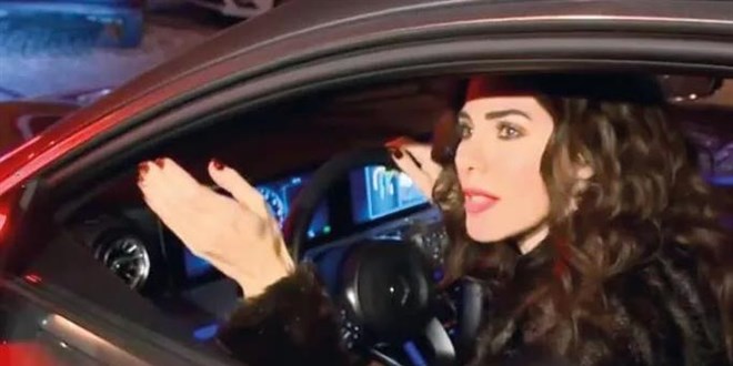Alkollü araç kullanan Defne Samyeli, ehliyetini polise kaptırdı!
