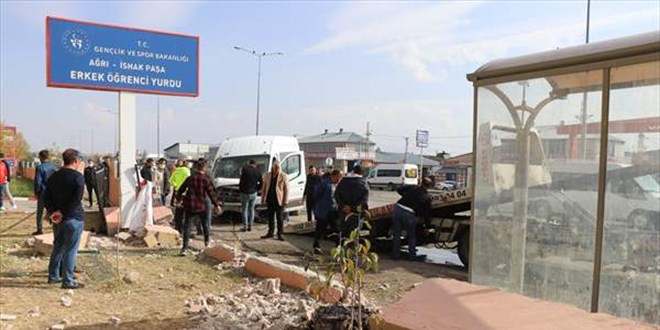 Servis, duraktaki öğrenciye ve duvara çarptı: 7 öğrenci yaralı