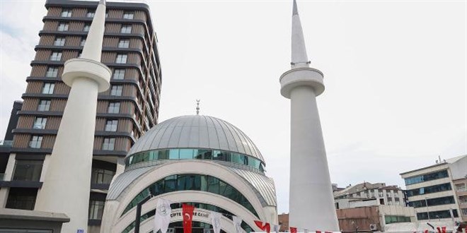 Yeniden ina edilen ifte Minare Camii ibadete ald