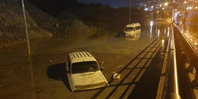 Aydın'da sağanak ve fırtına: Araçlar suya gömüldü, ağaçlar devrildi