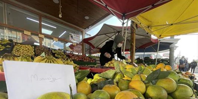 Arkadaşının manavdan aldığı mandalinanın parasını zarfa koyduğu bir notla ödedi