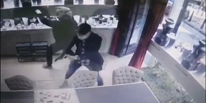 1 milyon doların üzerinde mücevherat çalan zanlılar yakalandı