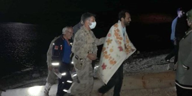Baraj ortasındaki adada mahsur kalan öğretmen kurtarıldı