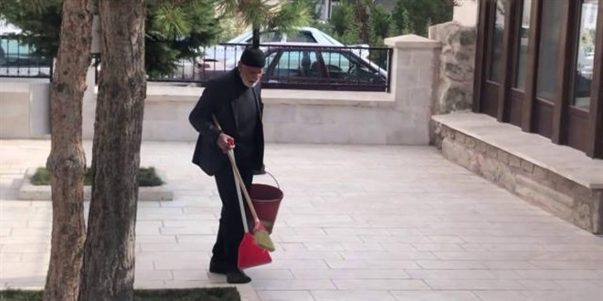 85 yaşındaki Turan amca her gün cami bahçesini temizliyor