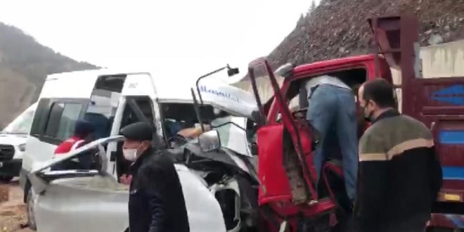 Tokat'ta kamyonet ile minibüs çarpıştı: 2 kişi öldü, 11 kişi yaralandı