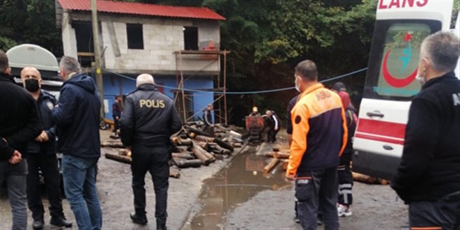 Ruhsatsız işletilen maden ocağında 3 işçi göçük altında kaldı