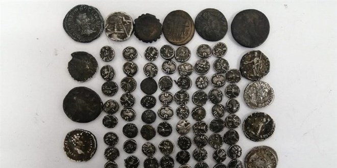 Otobüsteki yolcunun üzerinde 102 tarihi sikke çıktı