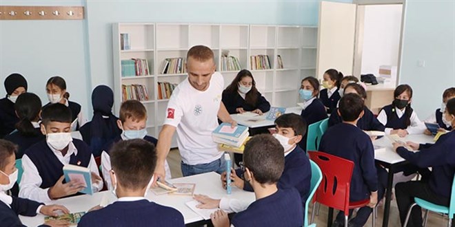 Kütüphanekolik öğretmen: 18 ilde 35 kütüphane kurdu