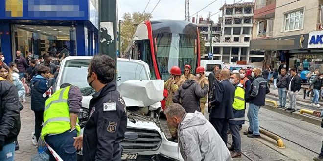 İstanbul'da tramvay ile araç çarpıştı: Seferler aksadı