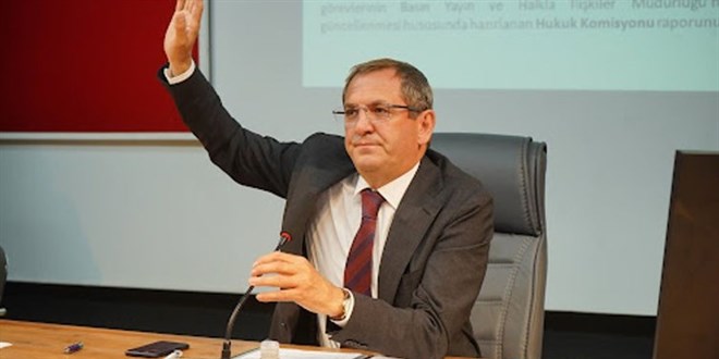 Aday göstermediği başkana, rozet taktı